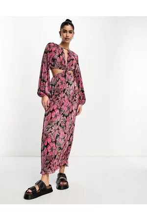 ASOS Mulher Vestidos Estampados - Plisse volume sleeve maxi dress with cut outs in black and pink floral