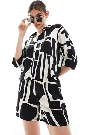 VERO MODA Relaxed shorts co-ord in abstract mono print