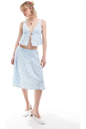 Motel Ditsy floral gingham pleat midi skirt in baby