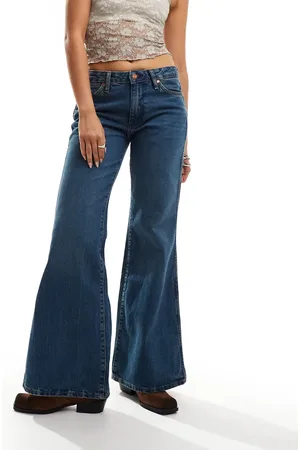 Wrangler Wanderer mid rise flared jean in mid