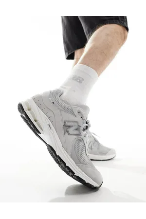 New Balance 2002 trainers in light