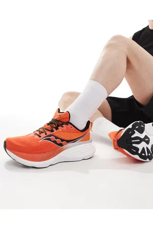 Saucony Hurricane 24 running trainers in pepper and skydiver