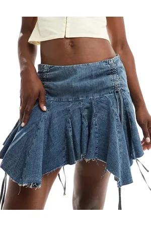 Pull&Bear Dipped hem denim rara mini skirt in medium