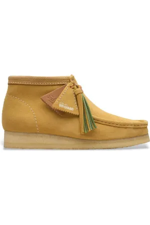 Clarks Para homem. 26181131 Botas de couro Wallabee castanhas (41), Plano, Camurça, Cordão, Casual, Amarelo