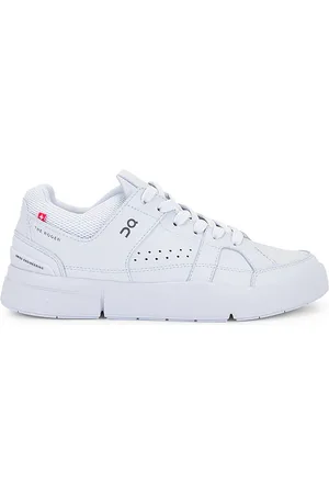 On Running The Roger Clubhouse Sneaker in - White. Size 10 (also in 10.5, 11, 11.5, 12, 13, 7, 7.5, 8, 8.5, 9, 9.5).