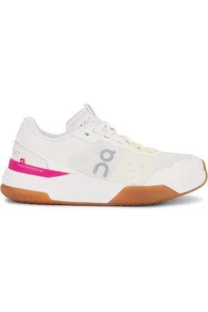 On Running The Roger Advantage Pro Sneaker in - Ivory. Size 7 (also in 8, 8.5, 9, 9.5).