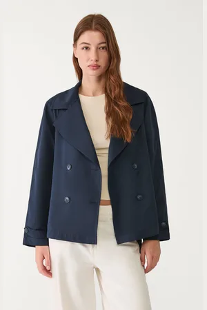 Stradivarius Trench curto fluido com cinto L