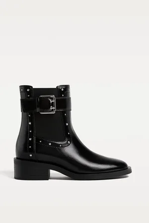 Stradivarius Botins rasos com tachas 40