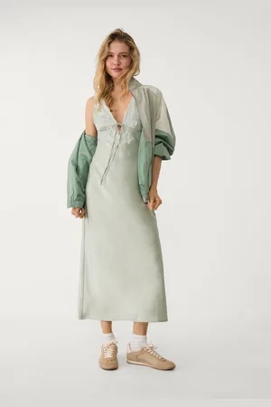 Stradivarius Vestido midi acetinado com renda XS